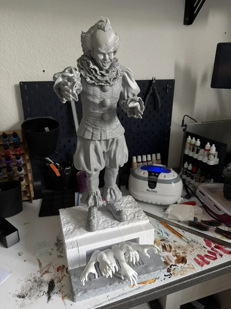 Auf 250 Prozent vergrößerte, noch unbemalte Pennywise-Figur in der Werkstatt.